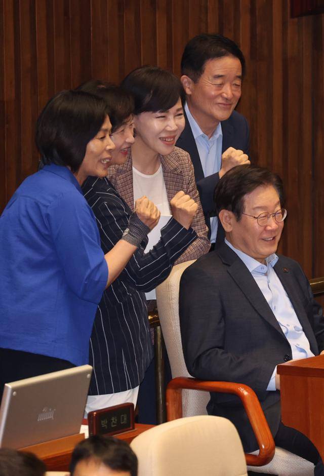 지난 5일 국회 본회의에서 더불어민주당 최민희(왼쪽부터)·추미애·전현희·강득구 의원이 이재명 전 대표 뒤로 모여 기념촬영을 하고 있다. 연합뉴스