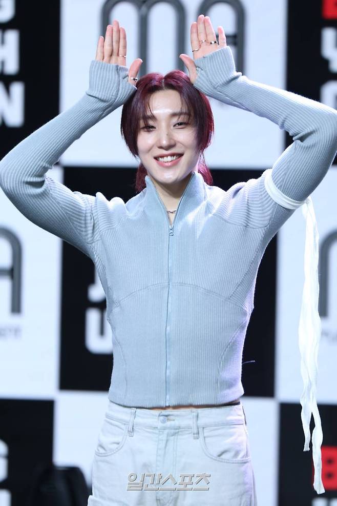 방용국&정대현&유영재&문종업의 문종업이 8일 오후 서울 강남구 일지아트홀에서 열린 EP 앨범 ' CURTAIN CALL(커튼 콜)' 발매 기념 쇼케이스에서 포즈를 취하고 있다. 타이틀곡 'Gone(곤)'은 정형화된 아이돌 음악의 틀을 벗어나 멤버들의 가창력에 중점을 둔 곡이다. 팬들을 추억하는 마음과 지금 이 순간 멤버들이 느끼는 복합적인 감정을 가사에 담아냈으며, 방용국이 직접 작업에 참여해 의미를 더했다. 서병수 기자 qudtn@edaily.co.kr /2024.08.08/