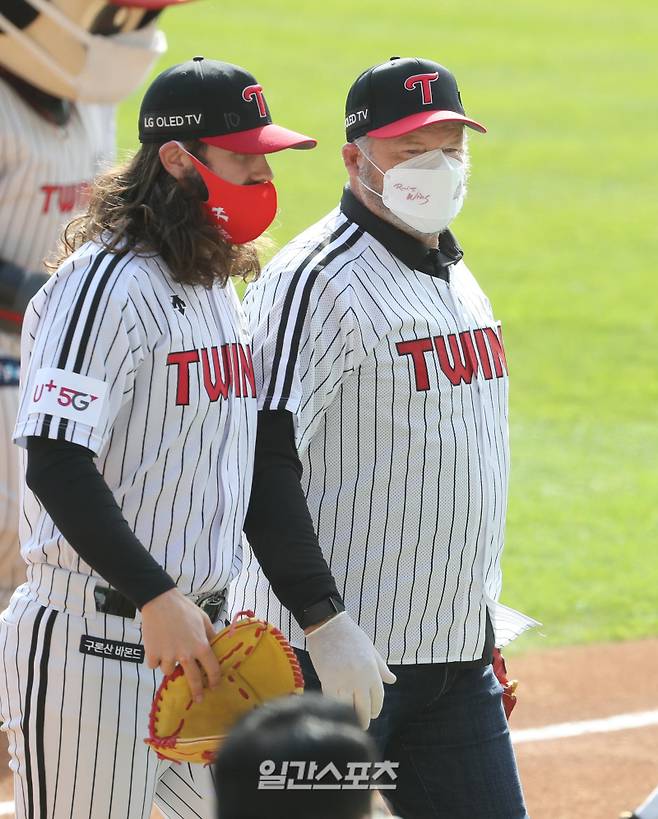 "프로야구 KBO리그 준플레이오프3차전 두산 베어스와 LG 트윈스의 경기가 7일 오후 잠실야구장에서 열렸다. 준PO 2차전 선발 투수였던 케이시 켈리 아버지 팻 켈리 루이스빌 배츠 감독이 시구하고 나서 그라운드를 내려가고있다.켈리는 시포자로 나서 아버지의 공을 받았다. 케이시 켈리의 아버지 팻 켈리는 야구 선수 출신으로, 1980년 토론토 블루제이스에서 메이저리그에 데뷔했다. 잠실=정시종 기자 jung.sichong@joongang.co.kr /2021.11.07."