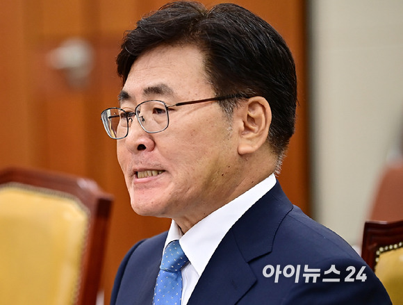 유상임 과학기술정보통신부 장관 후보자가 8일 오전 서울 여의도 국회 과학기술정보방송통신위원회에서 열린 인사청문회에서 물을 마시고 있다. [사진=곽영래 기자]