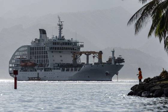 2024 파리올림픽 서핑에 출전하는 선수들이 머물고 있는 남태평양 타히티의 크루즈 '아라누이 5호'. 로이터=연합뉴스