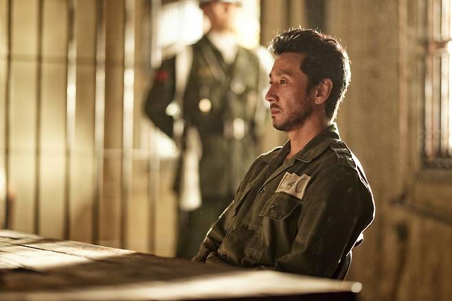고 이선균은 영화 <행복의 나라>에서 10·26 사건 당시 김재규 중앙정보부장의 수행비서였던 박흥주 대령을 구현한 캐릭터 ‘박흥주’를 연기한다. NEW 제공