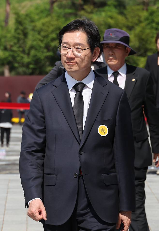 Former South Gyeongsang Province Gov. Kim Kyoung-soo (center) attends the 15th death anniversary of late former liberal president Roh Moo-hyun, of whom former president Moon Jae-in was a political protege, held in Gimhae, South Gyeongsang Province in May. (Pool photo via Newsis)