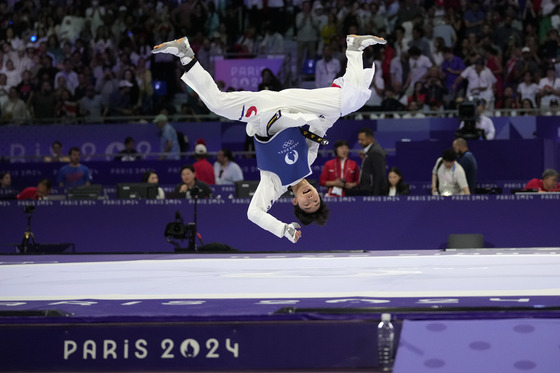 Korea's Park Tae-joon celebrates after winning the men's -58 kilogram taekwondo final against Azerbaijan's Gashim Magomedov at Grand Palais in Paris on Wednesday.  [AP/YONHAP]