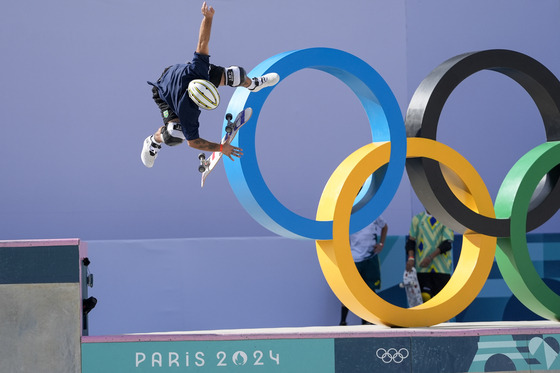 Brazil's Pedro Barros competes during the men's skateboarding park finals at the Olympics in Paris on Wednesday.  [AP/YONHAP]