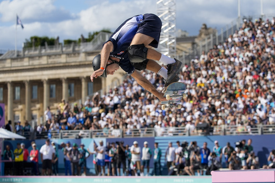 Tom Schaar of the United States competes during the men's skateboarding park finals at the Paris Olympics in Paris on Wednesday. [AP/YONHAP]