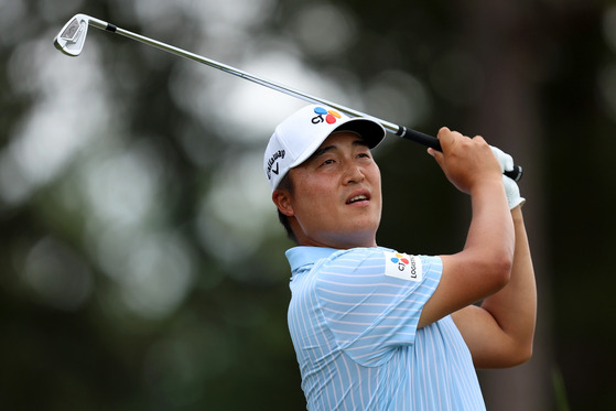 Korea's Lee Kyoung-hoon tees off from the 16th tee during practice before the Wyndham Championship at Sedgefield Country Club in Greensboro, North Carolina on Wednesday. [GETTY IMAGES]