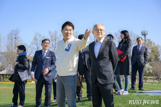 노관규 순천시장이 순천만국가정원을 방문한 유인촌 문체부장관에게 정원 곳곳에 대한 설명을 하고 있다.(순천시 제공)