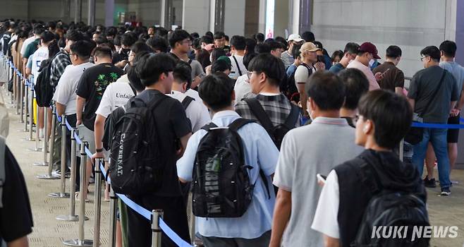 8일 서울 강남구 삼성동 코엑스에서 열린 반다이남코 코리아 펀 엑스포 2024 판매관 입구에서 구매자들이 입장을 위해 기다리고 있다.