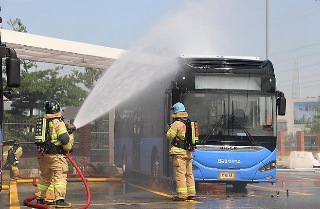 서울 소방재난본부는 지난 6월27일 송파구 헌릉로 송파공영버스차고지에서 전기버스 화재 대응훈련을 진행했다. 서울시