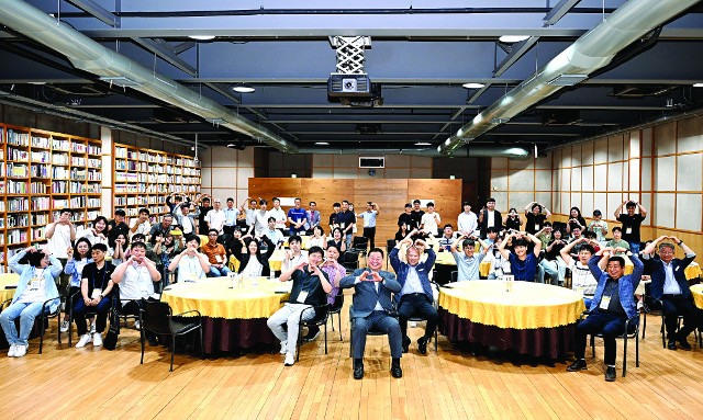 김경일 파주시장(가운데)과 인허가 담당 공무원들이 지난 6월 21일 열린 역량강화 워크샵에서 기념촬영을 하고 있다. 파주시는 인허가 접수 2일 이내 협의부서 통보, 5일 이내 협의 회신, 7일 이내 결과 통보를 하는 민원행정서비스 ‘2·5·7 제도’ 운영 등 시민 중심 적극 행정을 시행하고 있다. 파주시 제공