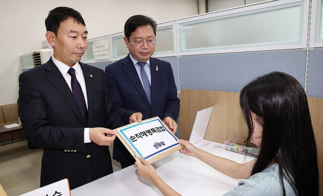 더불어민주당 김용민 원내정책 수석부대표(왼쪽)와 김승원 국회 법제사법위원회 간사가 8일 오후 국회 의안과에 ‘순직 해병 특검법안’을 제출하고 있다. 연합뉴스