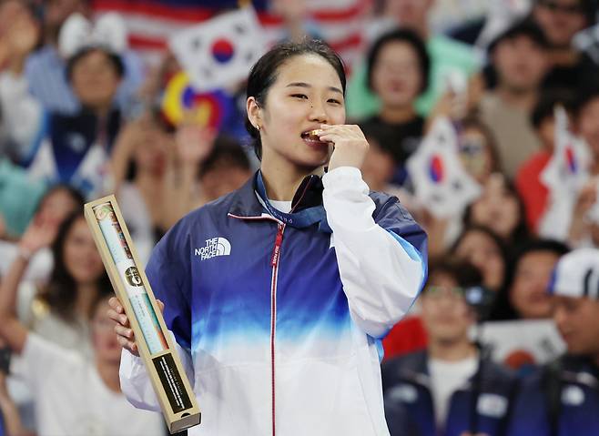 안세영이 5일(현지 시간) 프랑스 파리 아레나 포르트 드 라샤펠에서 열린 2024 파리 올림픽 배드민턴 단식 시상식에서 금메달을 목에 걸고 기념촬영을 하고 있다. /사진=뉴시스