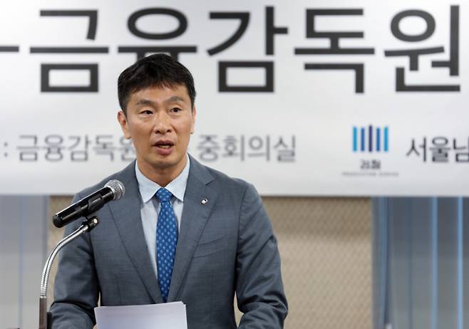 이복현 금융감독원장이 8일 자산운용사 CEO(최고경영자)들과 만나 ETF시장 현안에 대해 논의할 예정이다. 이복현 금융감독원장이 15일 오전 서울 여의도 금융감독원 중회의실에서 열린 가상자산법 시행 대비 기관간 공조 강화를 위한 서울남부지검-금융감독원 합동 워크샵에서 인사말을 하고 있다. 사진은 기사 내용과 직접적인 관련이 없음 /사진=뉴스1 박정호 기자