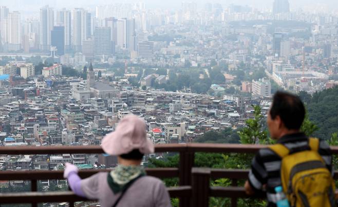 정부가 8일 열린 '제8차 부동산 관계장관회의'에서 국민 주거안정을 위한 주택공급 확대방안을 논의하고 관련 대책을 발표했다. 사진은 지난 5일 오후 서울 용산구 남산에서 바라본 아파트 단지 앞 빌라촌의 모습. /사진=뉴시스