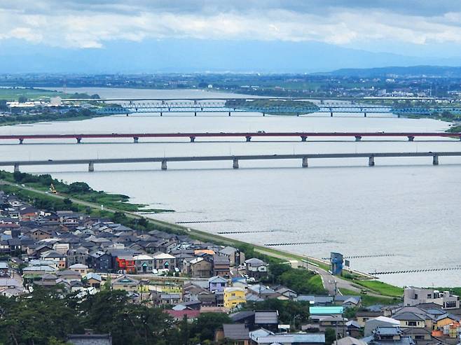 니가타현 중심부를 관통하는 아가노강.