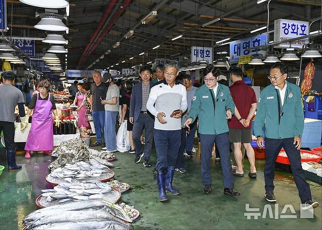 [김포=뉴시스] 정일형 기자 = 대명항 현장 확인하는 김병수 김포시장(오른쪽에서 두번째). (사진은 김포시 제공) 2024.08.08. photo@newsis.com