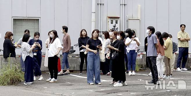 [미야자키=AP/뉴시스] 8일 일본 서부 미야자키에서 지진 경보가 발령돼 건물 안에 있던 사람들이 밖으로 대피하고 있다. 이날 오후 미야자키현 앞바다에서 규모 6.9의 지진이 발생해 미야자키현과 고치현에 쓰나미 주의보가 내려졌다. 2024.08.08.