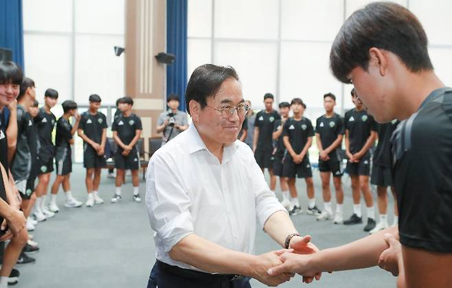 서거석 전북교육감이 지난 7일 전국대회 2관왕에 오른 전북현대U18 전주영생고등학교 축구팀 선수들과 악수를 나누고 있다. 전북교육청 제공