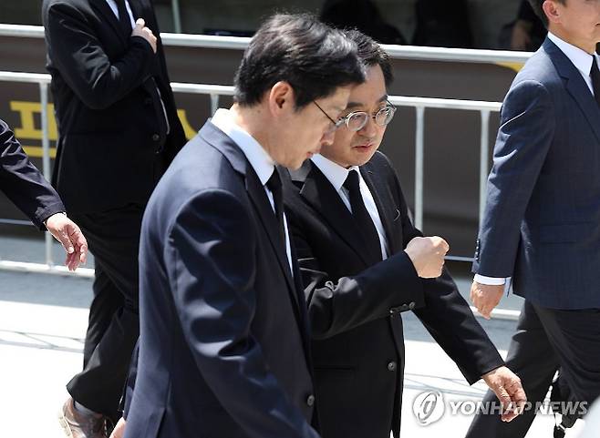 김동연 경기도지사가 지난 5월 23일 경남 김해 봉하마을에서 열린 고(故) 노무현 전 대통령 15주기 추도식에서 김경수 전 경남지사와 이야기를 나누고 있다. 2024.5.23 [경기도 자료사진]