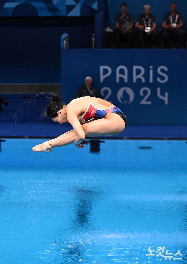 김수지가 7일(현지시각) 프랑스 파리 아쿠아틱센터에서 열린 2024파리올림픽 다이빙 여자 3ｍ 스프링보드 예선에서 경기하고 있다. 김수지는 예선에서 1~5차 시기 합계 285.50점을 얻어 28명 중 11위에 올랐다. 2024.8.07 파리=올림픽사진공동취재단/SS 황진환 기자