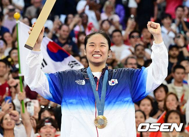 [OSEN=파리(프랑스), 최규한 기자] 5일(한국시간) '셔틀콕 여제' 안세영(22, 삼성생명)이 꿈에 그리던 올림픽 금메달을 목에 걸었다.세계 랭킹 1위 안세영은&nbsp;5일 오후(이하 한국시간) 프랑스 파리 포르트 드 라샤펠 경기장에서 열린 2024 파리올림픽 배드민턴 여자 단식 결승전에서 랭킹 9위 허빙자오(중국)를 2-0으로 꺾고 금메달을 획득 했다. &nbsp;금메달 한국 안세영이 시상대에서 기뻐하고 있다. 2024.08.05 / dreamer@osen.co.kr