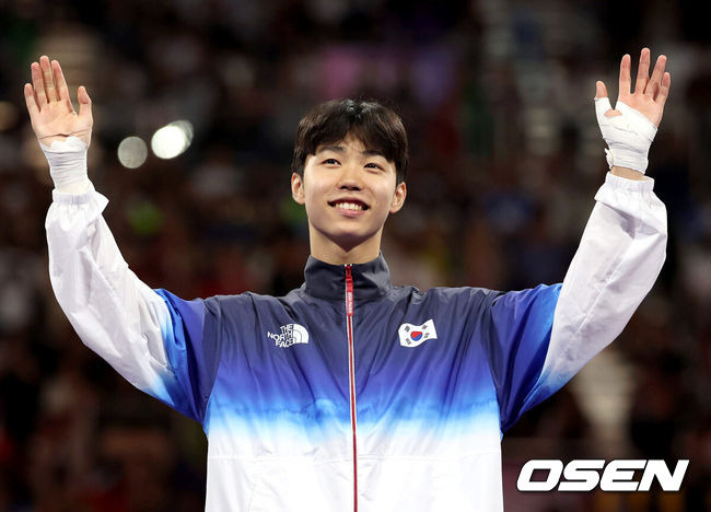 [OSEN=파리(프랑스), 최규한 기자] 8일(한국시간) 프랑스 파리 그랑팔레에서 ‘2024 파리올림픽’ 태권도 남자 58kg급 결승 한국 박태준과 아제르바이잔 가심 마고메도프의 경기가 열렸다.박태준은 마고메도프를 상대로 1라운드 승리, 2라운드 13-1로 앞서다 상대가 부상으로 기권해 금메달을 따냈다.금메달 대한민국 박태준이 시상식에 오르며 기뻐하고 있다. 2024.08.08 / dreamer@osen.co.kr