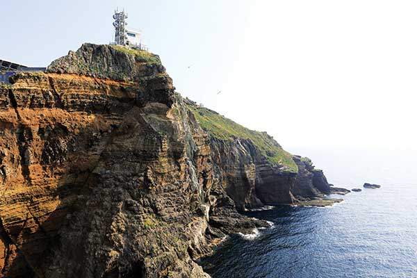 동도 동쪽 해식 동굴지대.