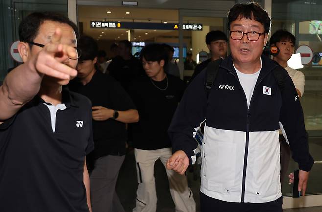 7일 김택규 대한배드민턴협회장이 인천공항 입국장을 나오고 있다. 파리올림픽에 동행한 김 회장은 선수단보다 먼저 돌아왔다.&nbsp; &nbsp; 연합뉴스