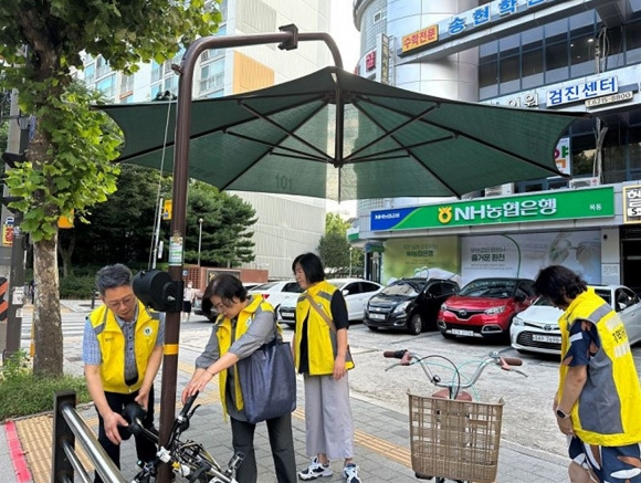 방재단이 건널목에 설치된 그늘막 상태를 점검하고 있는 모습. 양천구 제공