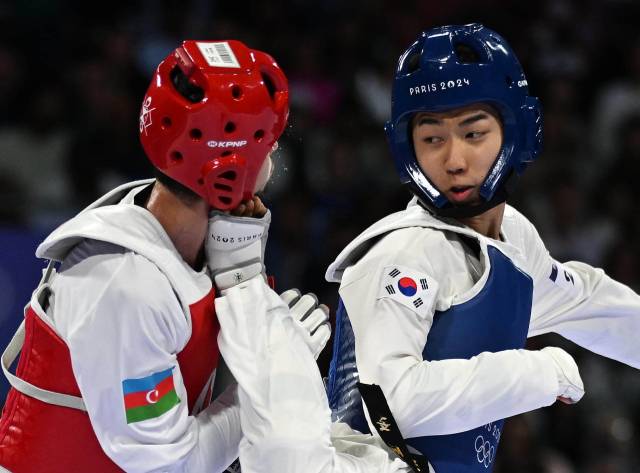 파리 올림픽 남자 태권도 결승에서 얼굴 공격을 하는 박태준(오른쪽). 파리=성형주 기자