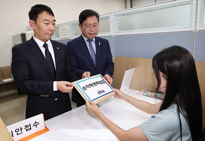 김용민 더불어민주당 원내정책수석부대표(왼쪽)와 김승원 국회 법제사법위원회 간사가 8일 오후 국회 의안과에 순직해병특검법안을 제출하고 있다. ⓒ연합뉴스