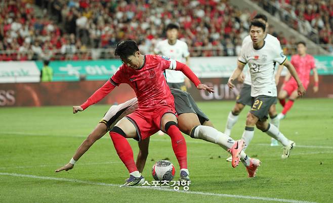 한국 축구국가대표 손흥민이 지난 6월 서울월드컵경기장에서 열린 2026 FIFA 북중미 월드컵 2차 예선 중국전에서 드리블을 하고 있다. 권도현 기자