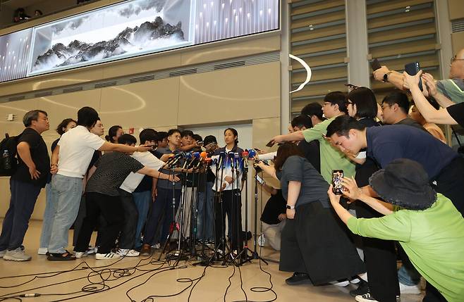 ▲ 안세영은 7일 인천국제공항 입국장에서 "난 싸우려는 의도가 아니라 운동에만 전념하고 싶은 마음을 호소하기 위해, 그렇게 이해해 달라는 마음으로 말씀을 드린 것이다"라고 말문을 열었다. 이어 "난 이제 막 도착했다. 아직 협회와 이야기를 나눈 것이 없고 소속팀과도 상의한 것이 없다. 더 자세한 내용은 상의한 뒤 말씀드리겠다"라고 덧붙였다. 마지막으로 안세영은 "협회, 팀과 이야기하지 못했다. 최대한 이야기해야 말씀드릴 수 있을 것 같다"라고 언급했다. ⓒ연합뉴스