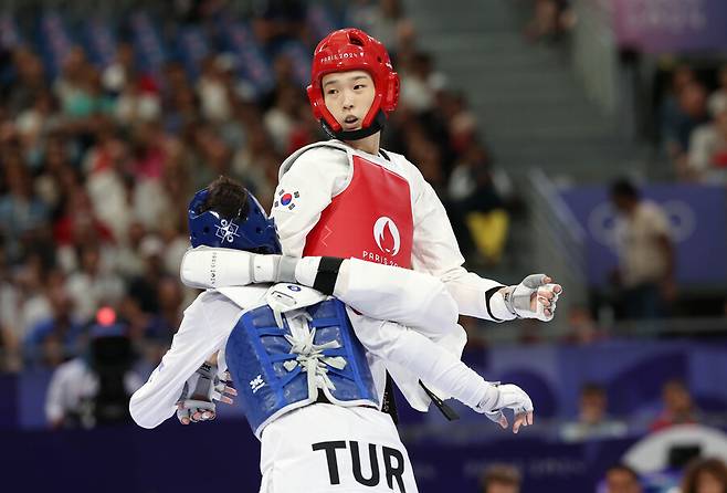 ▲ 세계랭킹 12위 김유진(울산광역시체육회) 8일(이하 한국시간) 프랑스 파리의 그랑팔레에서 열린 대회 태권도 여자 57kg급 16강 5위 하티스 쿠브라 일군(튀르키예)을 2-0(7-3 7-2)으로 제압했다. ⓒ연합뉴스