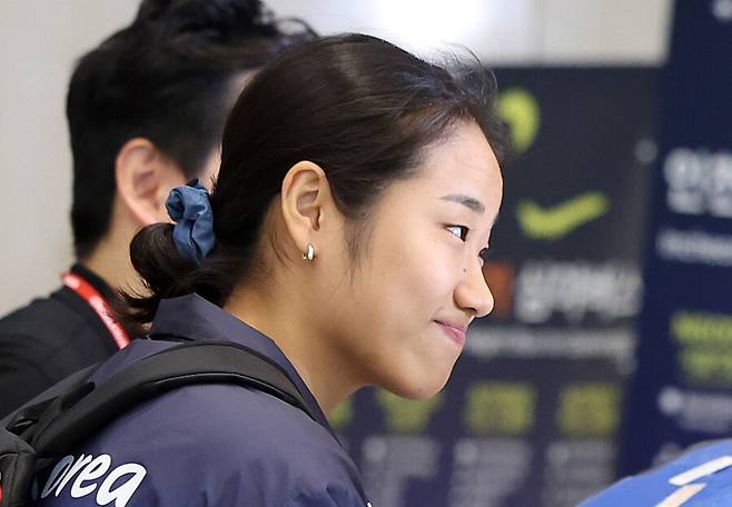 ▲&nbsp;안세영은 8일 자신의 인스타그램을 통해 "저의 이야기로 많은 분들을 놀라게 해 드려 마음이 매우 무겁다"라고 말문을 열었다.&nbsp;이어 "올림픽 무대에서 활약하고 있는 선수들에게 가장 죄송하다. 저의 발언으로 인해 축하와 영광을 마음껏 누려야 할 순간들이 해일처럼 모든 것을 덮어 버리게 됐다. 선수분들에게 진심으로 죄송한 마음을 전한다"라고 덧붙였다. 그러면서 "저의 생각과 입장은 올림픽 경기가 끝나고 모든 선수들이 충분히 축하를 받은 후 말씀 드리도록 하겠다"라고 전했다. ⓒ연합뉴스