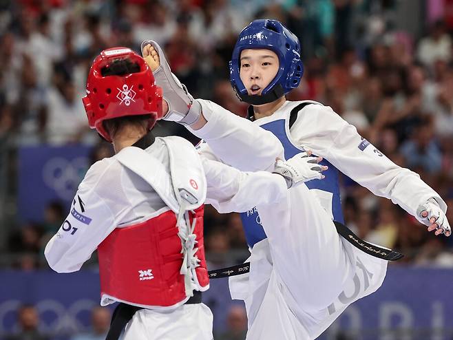 ▲ 세계랭킹 24위 김유진(울산광역시체육회)은 8일(이하 한국시간) 프랑스 파리의 그랑팔레에서 열린 대회 태권도 여자 57kg급 4강 세계랭킹 1위 뤄종스(중국)를 2-1(7-0 1-7 10-3)으로 이겼다. 김유진이 이번에 16년 만에 이 체급 메달 획득에 도전한다. ⓒ연합뉴스