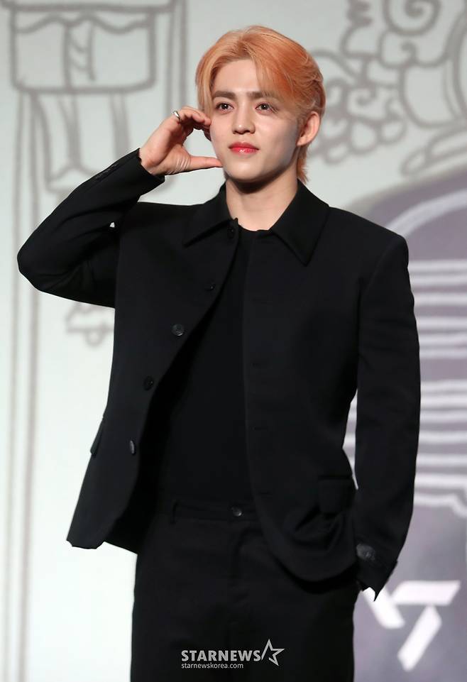 그룹 세븐틴(Seventeen) 에스쿱스가 29일 오후 서울 여의도 콘래드호텔 그랜드 볼룸에서 베스트 앨범 '17 IS RIGHT HERE' 발매 기념 글로벌 기자간담회를 열고 포즈를 취하고 있다.   이번 베스트 앨범 '17 IS RIGHT HERE'은 9년의 발자취를 담는 동시에 지난 시간을 기념하며 우리만의 공간에서 영원히 함께할 것임을 약속하는 앨범으로 총 33개의 트랙으로 한국 앨범 타이틀 20곡과 일본 앨범 타이틀 8곡, '아낀다', 타이틀 곡 'MAEST /사진=임성균