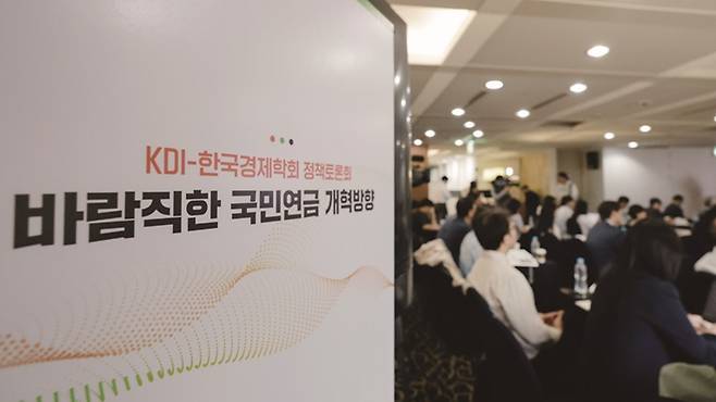 국민연금은 은퇴자의 노후를 책임지는 3층 연금구조 중에서 가장 기본적인 연금제도다.[사진=뉴시스]&nbsp;