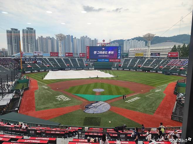 ​​롯데와 NC는 8일 사직구장에서 '2024 신한 SOL Bank KBO 리그' 주중 3연전을 치를 계획이었지만, 우천 취소로 열리지 못했다. 관중이 입장한 상황에서 32분을 기다렸으나 플레이볼은 외쳐지지 못했다. 사직, 박정현 기자