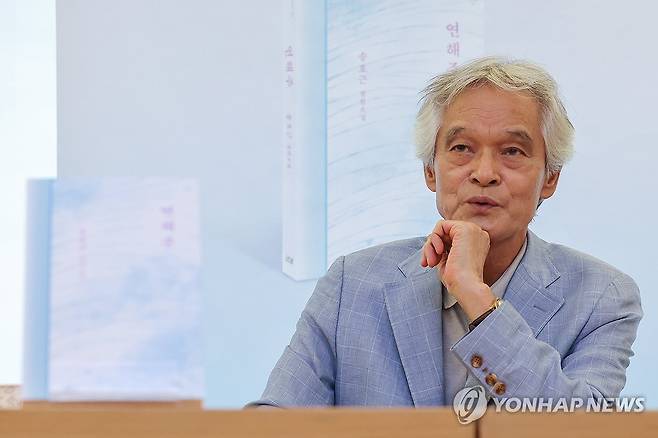 '연해주' 출간 간담회서 발언하는 송호근 석좌교수 (서울=연합뉴스) 서대연 기자 = 사회학자 송호근 한림대 석좌교수가 8일 오전 서울 종로구 관훈클럽정신영기금에서 열린 장편소설 '연해주' 출간 간담회에서 발언하고 있다. 2024.8.8 dwise@yna.co.kr