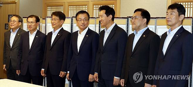 부동산관계 장관 회의 (서울=연합뉴스) 한상균 기자 = 최상목 경제부총리가 8일 정부서울청사에서 부동산관계 장관회의 참석자들과 기념촬영을 하고 있다. 오른쪽부터 이복현 금감원장, 김병환 금융위원장, 오세훈 서울시장, 최 부총리, 박상우 국토교통부 장관. 2024.8.8 [공동취재] xyz@yna.co.kr