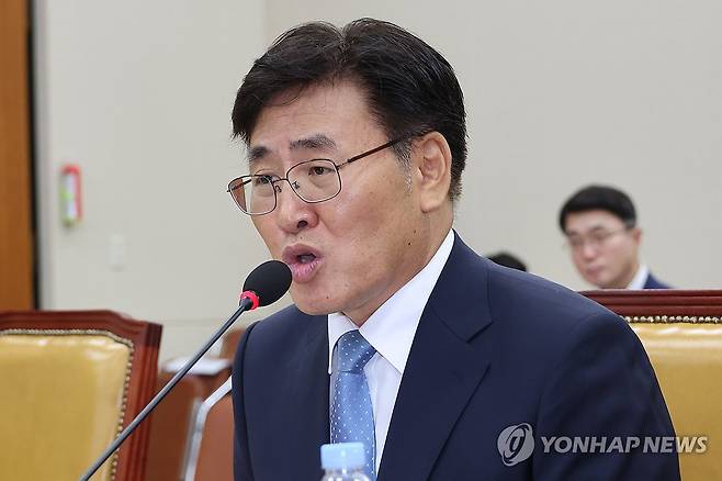 답변하는 유상임 과기부 장관 후보자 (서울=연합뉴스) 김주성 기자 = 유상임 과학기술정보통신부 장관 후보자가 8일 오전 국회 과학기술정보방송통신위원회에서 열린 인사청문회에서 위원 질의에 답변하고 있다. 2024.8.8 utzza@yna.co.kr