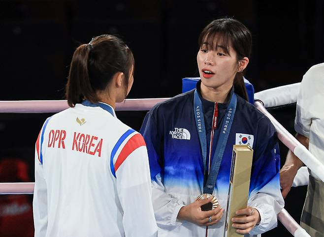 대한민국 복싱 대표팀 임애지 선수와 북한 방철미 선수가 9일(한국시간) 프랑스 파리 노스 파리 아레나에서 진행된 복싱 여자 54kg급 시상식을 마친 후 대화를 하고 있다. (사진=뉴스1)