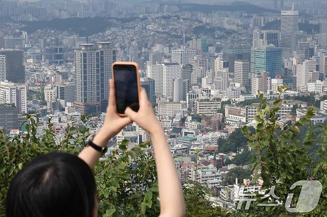 4일 오후 서울 중구 남산에서 바라본 도심에 아파트와 빌라촌이 보이고 있다. 2024.8.4/뉴스1 ⓒ News1 장수영 기자