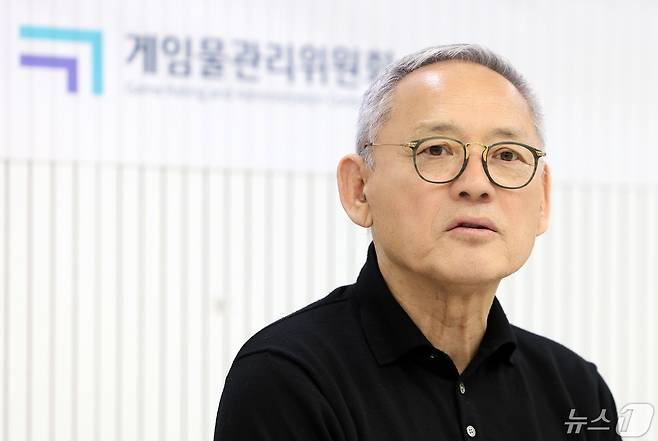 유인촌 문화체육관광부 장관이 8일 서울 서대문구 게임물관리위원회 수도권사무소에서 전 프로게이머 홍진호, 프로게이머 문호준을 비롯한 게임이용자들과 확률형 아이템 정보공개 모니터링 제도 시행에 대한 간담회를 하고 있다. (문화체육관광부 제공) 2024.5.8/뉴스1