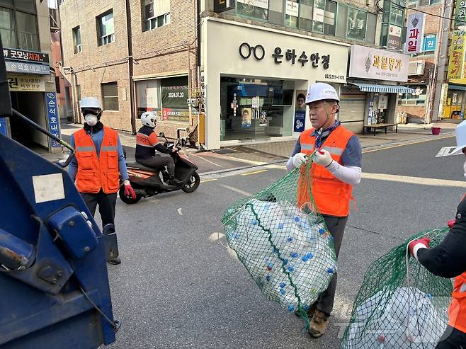 김종훈 동구청장이 9일 전하동 동울산 시장 일원에서 재활용품을 수거하는 현장체험 시간을 가졌다.(동구 제공)