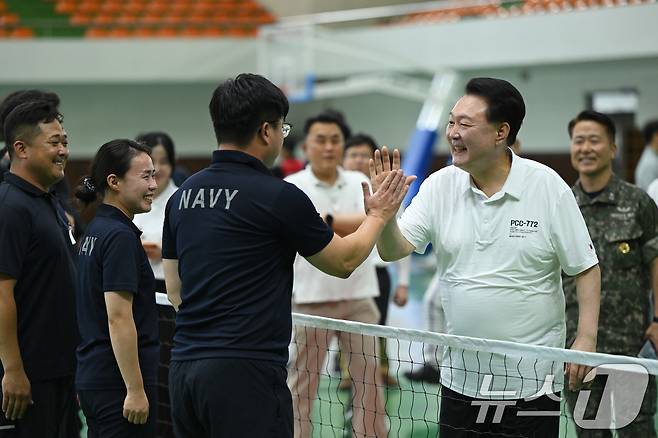 여름휴가 중인 윤석열 대통령이 7일 오후 경남 진해기지사령부 체육관을 찾아 장병들을 격려 하고 있다. 이날 윤 대통령은 해군 및 해병대 장병들과 농구, 족구 등 다양한 체육 활동을 하며 단합을 다졌다. (대통령실 제공) 2024.8.7/뉴스1 ⓒ News1 박지혜 기자