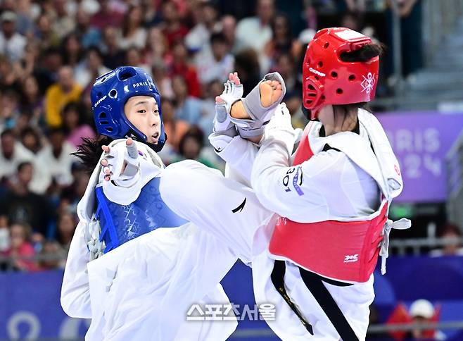 대한민국 태권도 국가대표 김유진(왼쪽)이 8일(한국 시간) 프랑스 파리 그랑팔레에서 열린 2024 파리올림픽 태권도 여자 57㎏급 준결승전에서 세계 1위 중국의 뤄쭝스를 상대로 공격을 하고 있다. 김유진은 뤄중쓰를 2-1로 꺾고 결승에 진출했다. 2024.8. 8.  파리 | 박진업 기자 upandup@sportsseoul.com