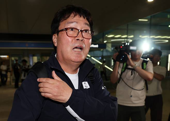 대한배드민턴협회 김택규 회장이 7일 인천국제공항 입국장을 나오고 있다. 2024 파리 올림픽에 동행한 김 회장은 선수단보다 먼저 돌아왔다. 사진 | 인천국제공항=연합뉴스